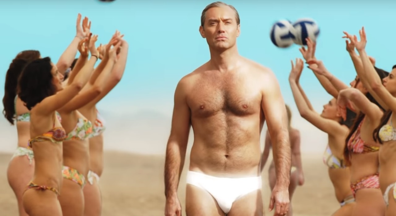 Jude Law é um ex-papa de sunga no trailer da série The New Pope