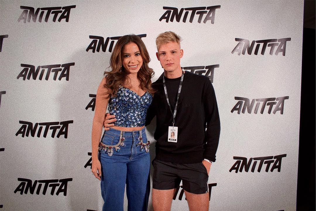 Fã de Anitta canta Paradinha ao vivo durante cobertura BBC News para o Réveillon
