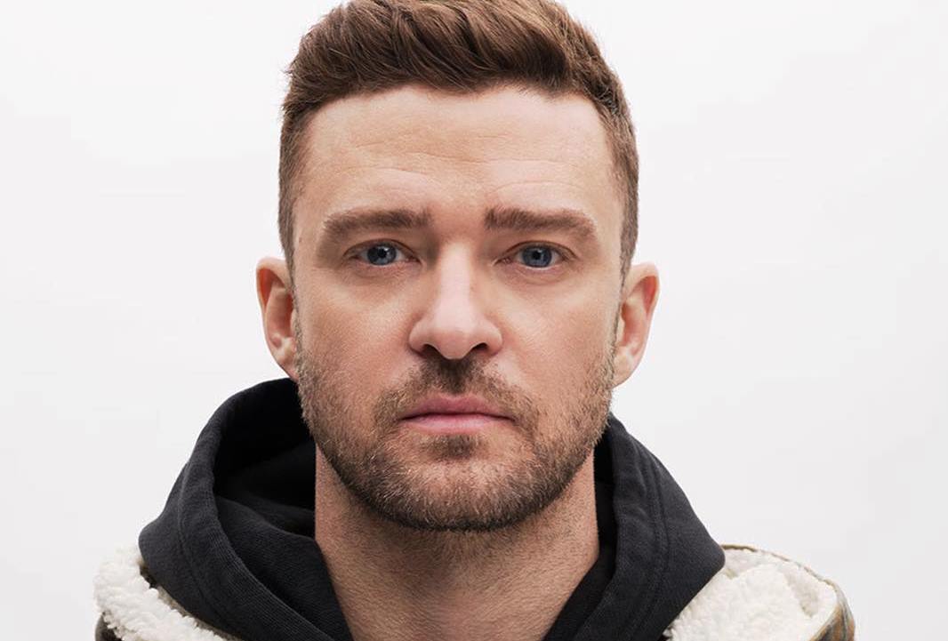 Justin Timberlake quase é derrubado em pegadinha ao chegar em desfile de moda em Paris