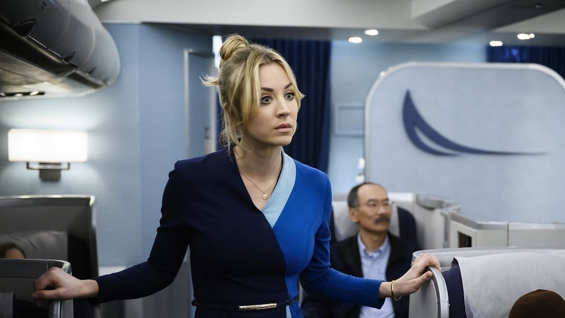 “The Flight Attendant”: Kaley Cuoco revela segredo de sua personagem em novo trailer da 2ª temporada; assista