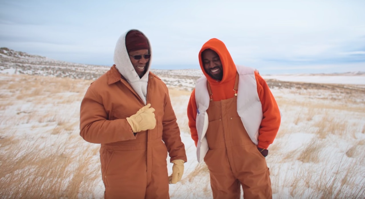 Kanye West aparece se divertindo ao lado do pai no clipe de Follow God