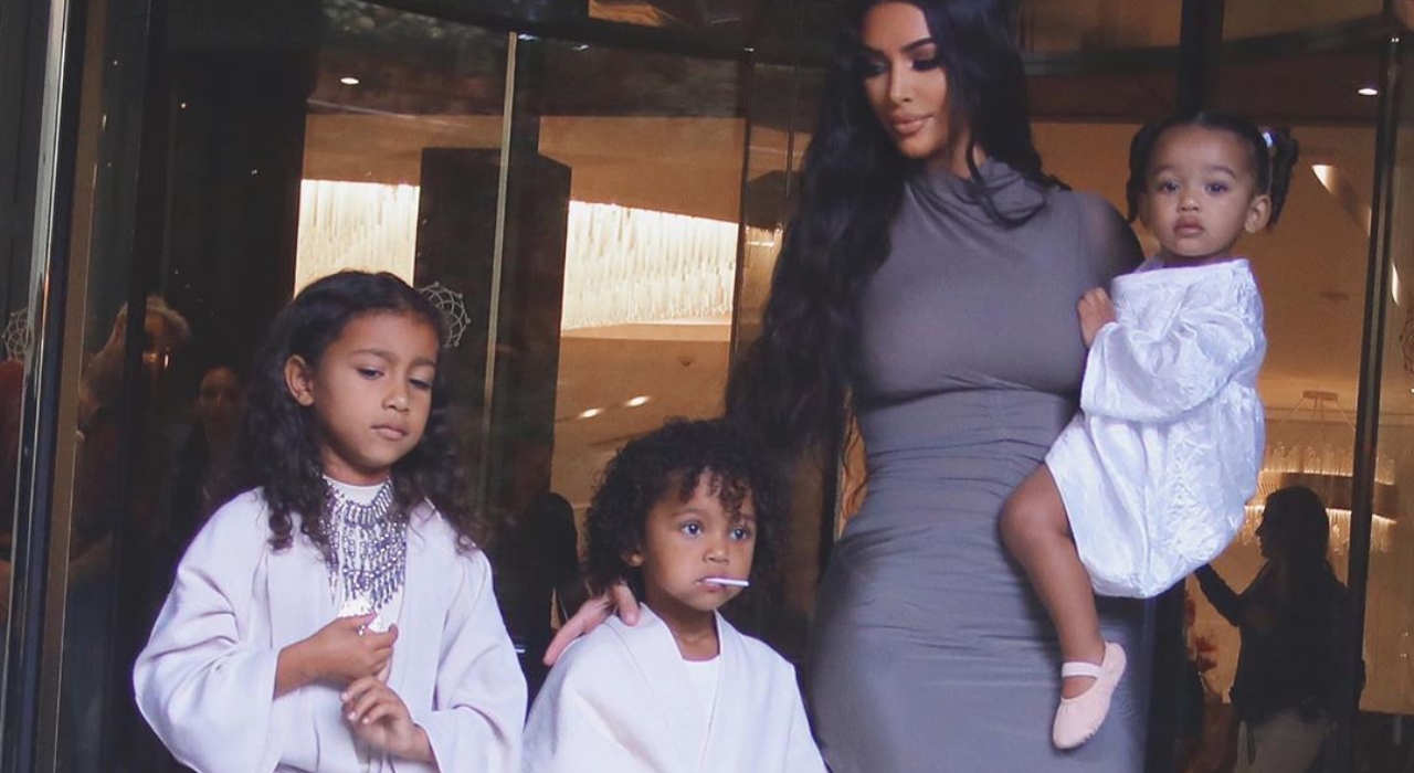 Kim Kardashian usa fantasia da família Flintstones com os filhos Saint, North e Chicago West