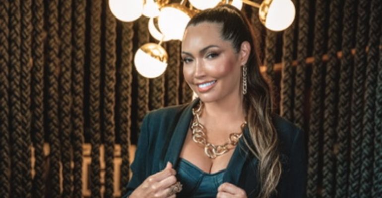Karinah manda avisar que a mãe tá on no clipe de “Insegurança Zero”