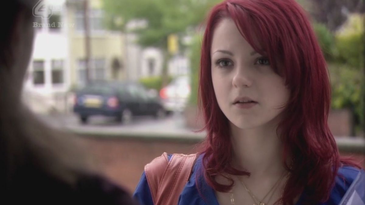 Atriz de “Skins” é hospitalizada em estado grave após ser atropelada por um caminhão
