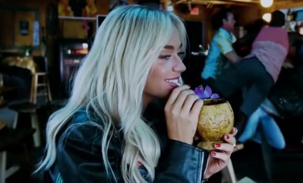 Katy Perry lança clipe apaixonado para Harleys in Hawaii; assista