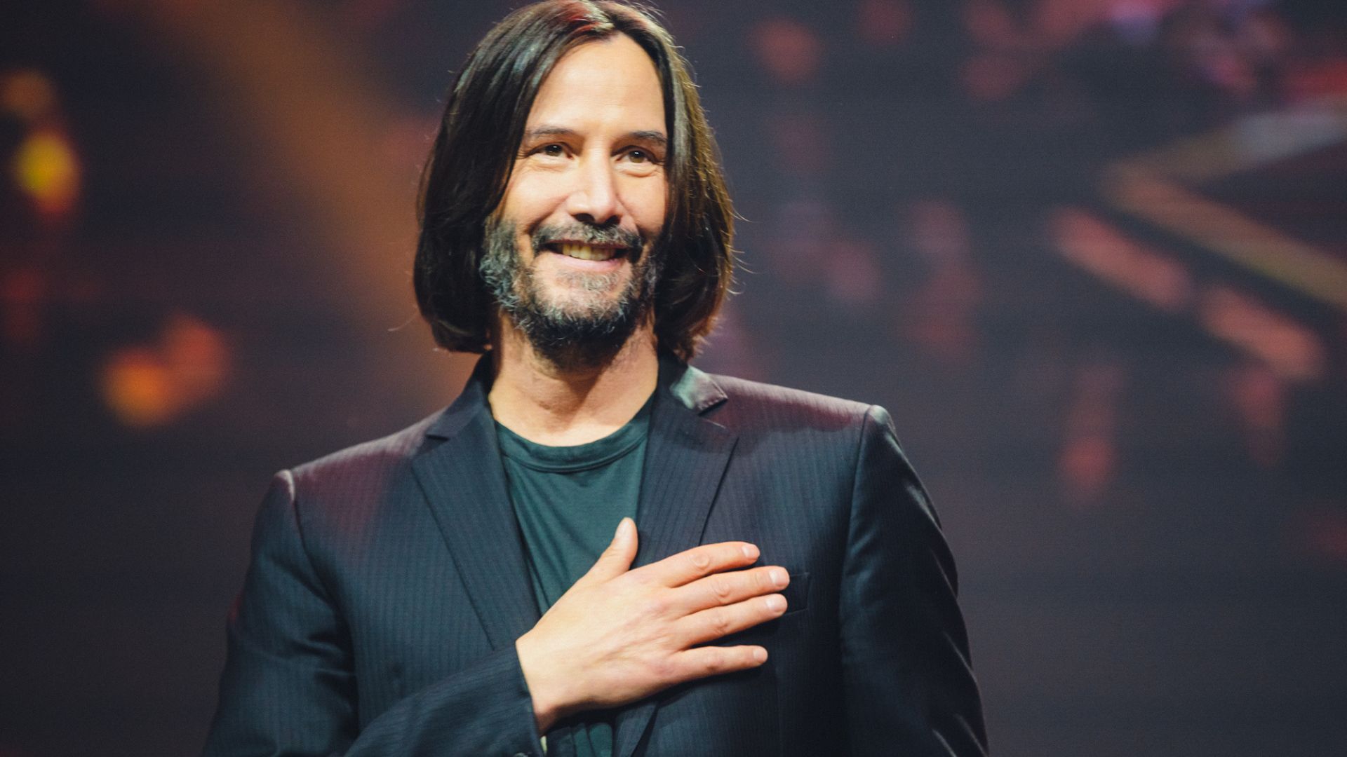 Keanu Reeves se ajoelha perante fãs brasileiros e promete: “John Wick 4 será insano’