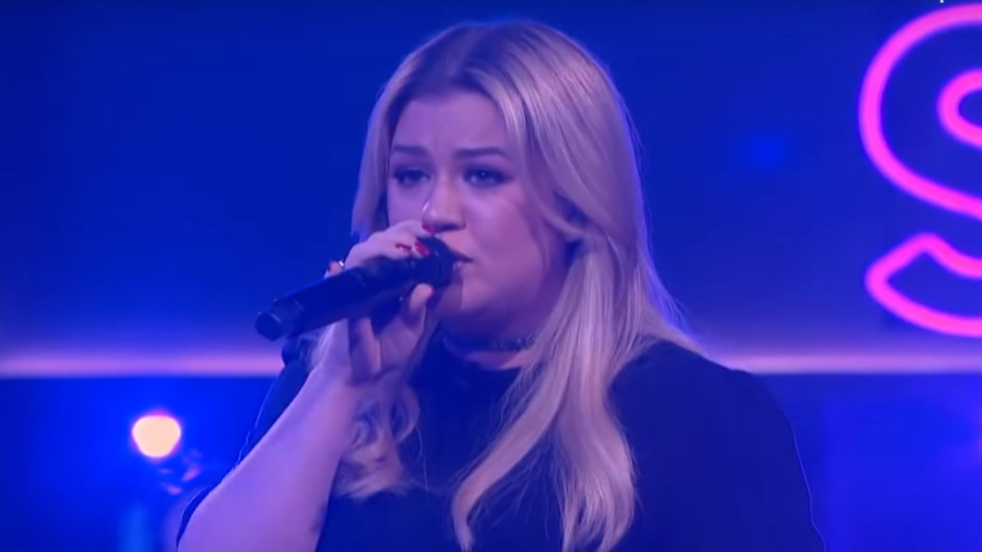 Kelly Clarkson faz cover emocionante da música I’m With You, de Avril Lavigne; confira