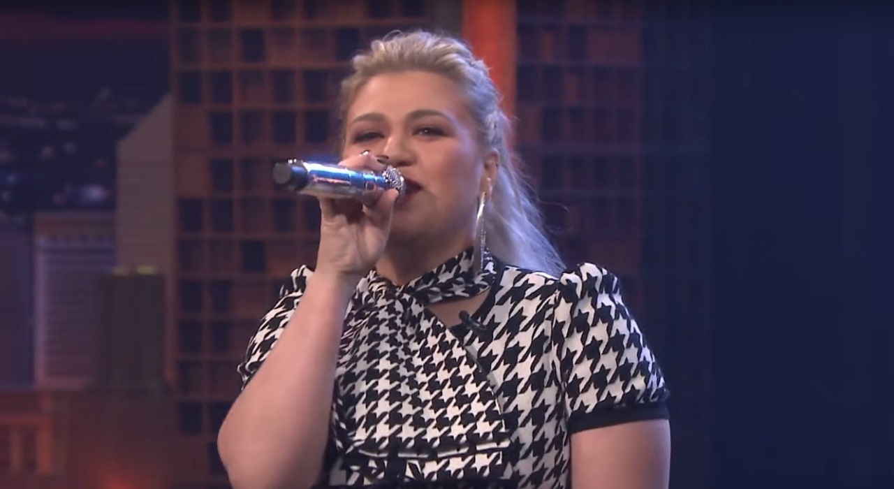 De improviso, Kelly Clarkson canta bad guy, de Billie Eilish, e Señorita, de Shawn Mendes e Camila Cabello