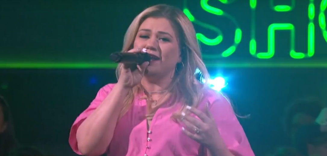 Kelly Clarkson solta a voz em cover de Toxic, de Britney Spears, em seu talk show