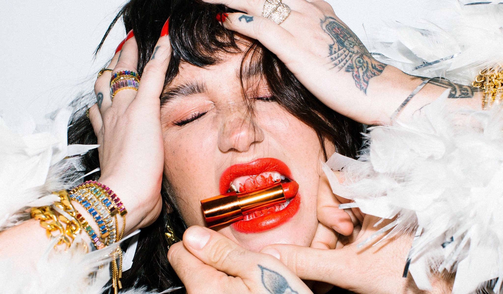 Kesha adia lançamento de sua marca de cosméticos