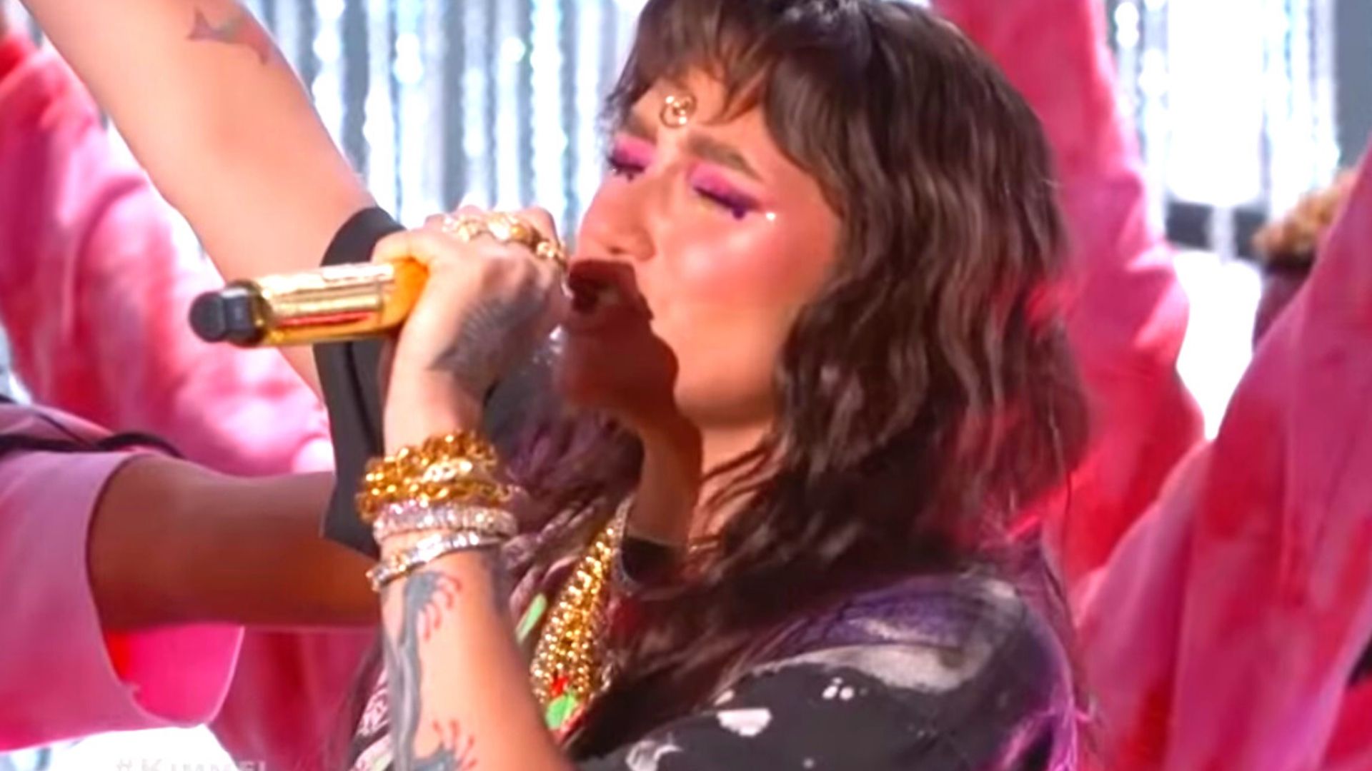 Kesha apresenta Raising Hell ao vivo pela primeira vez com Big Freedia; assista