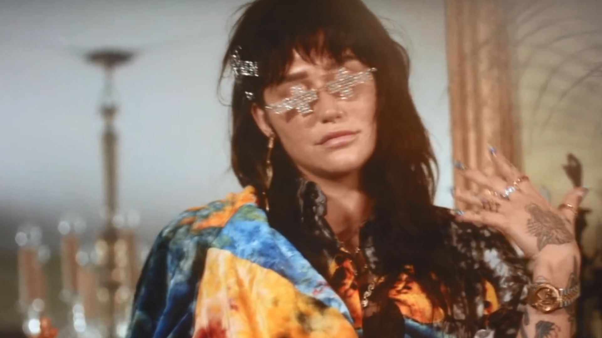 Kesha curte viagem de carro no videoclipe de High Road