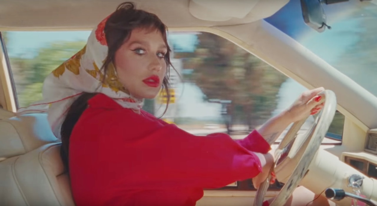 Kesha descreve novo álbum como uma divertida “viagem pelo inferno” em trailer do disco