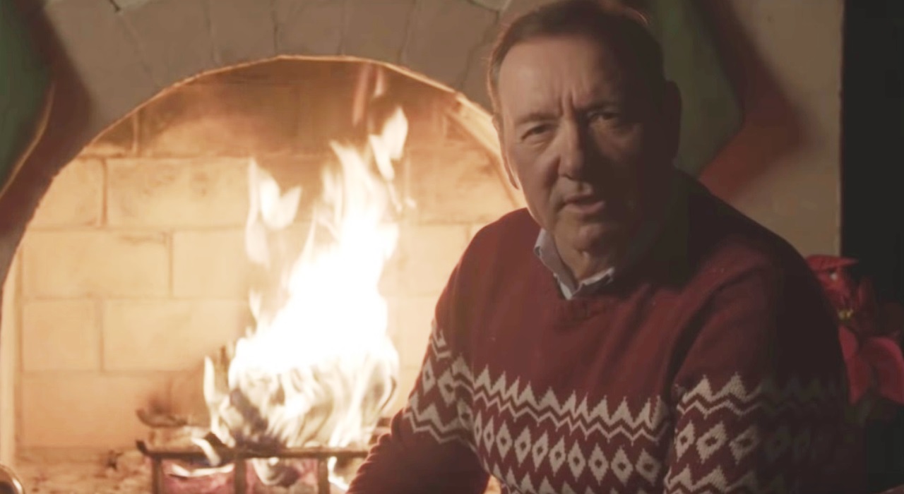 Kevin Spacey ressurge como Frank Underwood, de House of Cards, em vídeo de Natal
