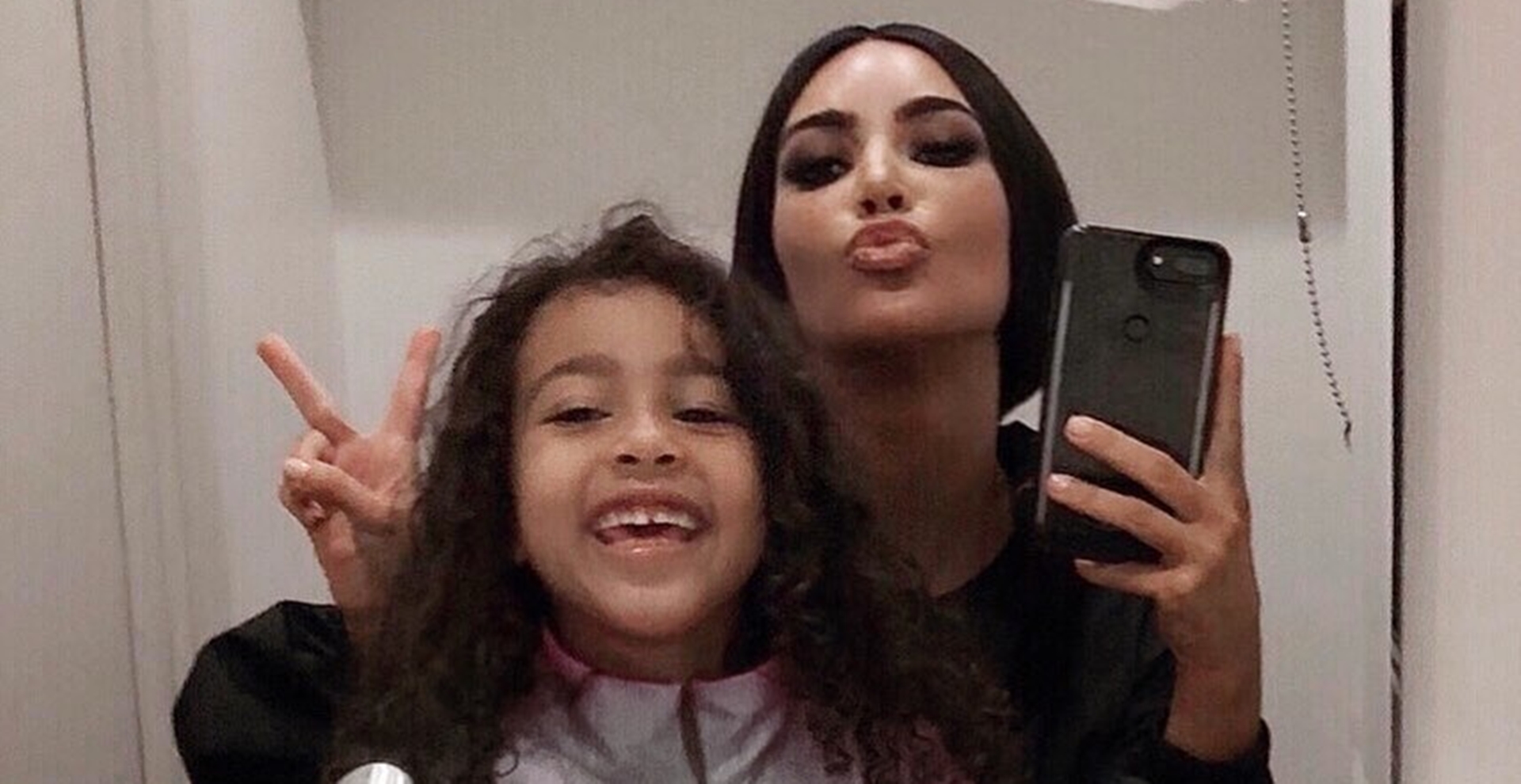 Kim Kardashian nega ter presenteado filha com camisa ensanguentada de John F. Kennedy: “Piada doentia”