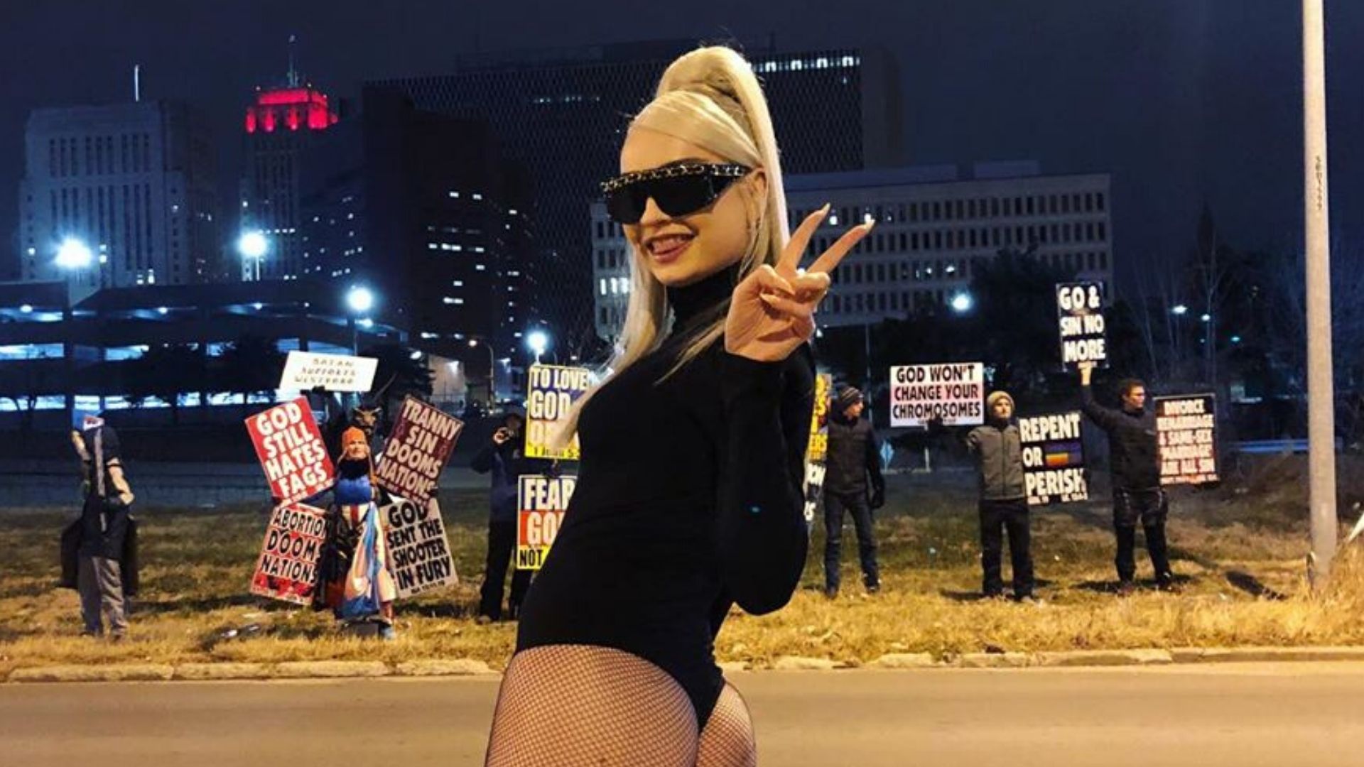 Kim Petras ironiza protesto religioso contra seu show e tira fotos com manifestantes ao fundo; confira