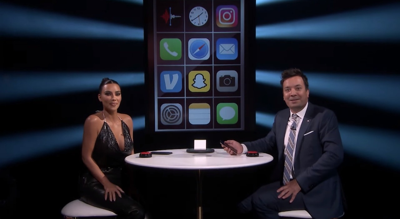 Kim Kardashian mostra segredos de seu celular para Jimmy Fallon