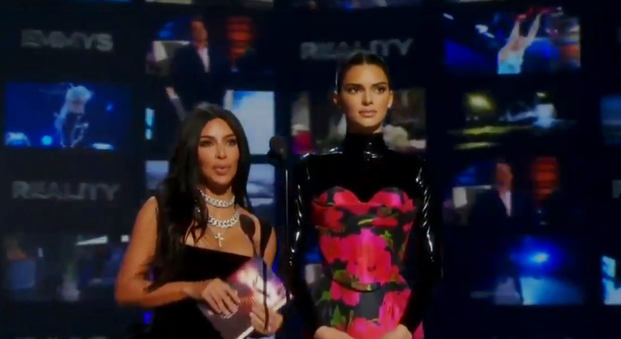 Kim Kardashian e Kendall Jenner são ironizadas pela plateia do Emmy