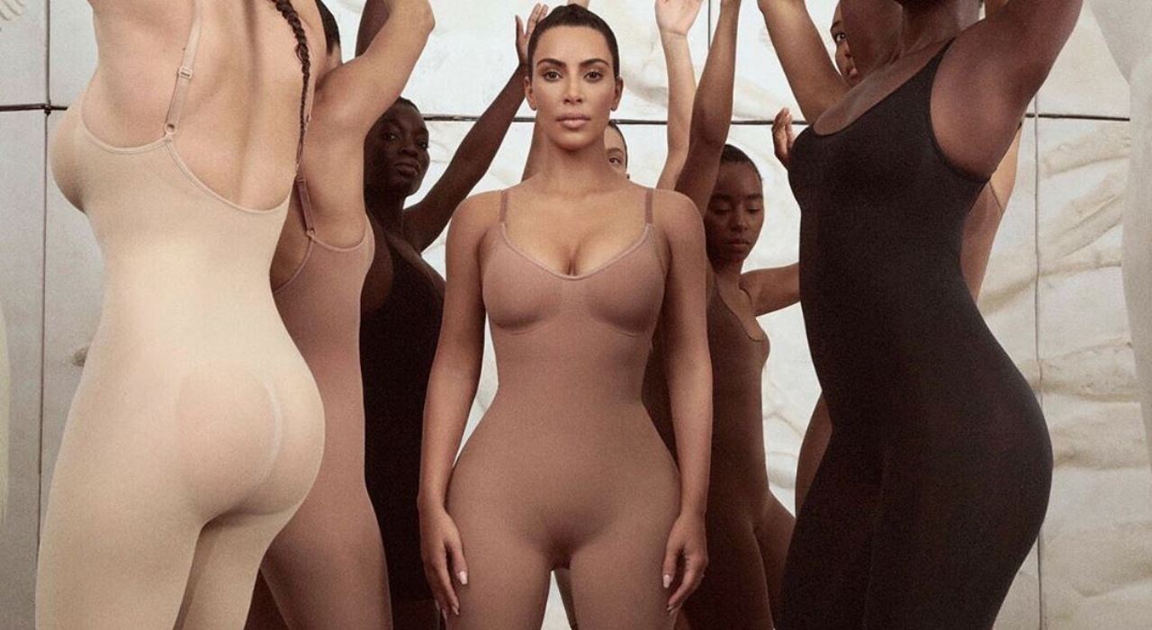 Kim Kardashian arrecada millhões de dólares minutos após lançamento de marca de shapewear