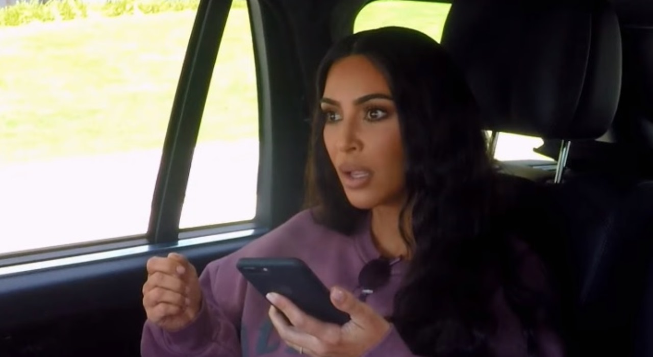 Keeping Up With The Kardashians: Segurança de Kim derruba Kris Jenner no chão