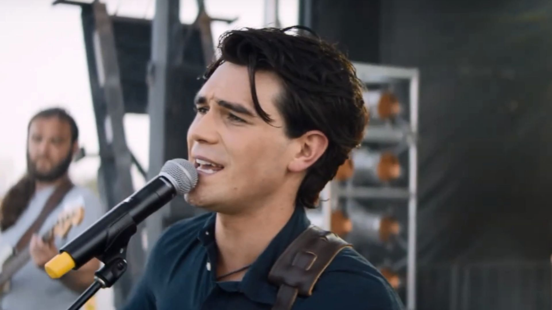 Astro de Riverdale interpreta cantor gospel no trailer de Enquanto Estivermos Juntos