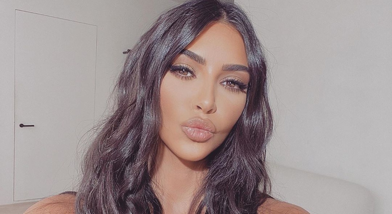 Kim Kardashian processa aplicativo de maquiagem que usou foto sem autorização
