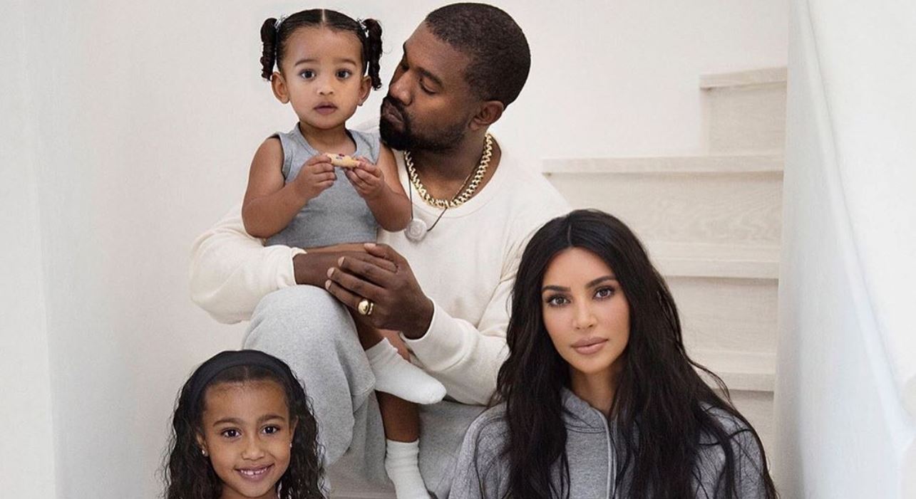 Kim Kardashian reúne todos os filhos e o marido Kanye West em tradicional foto de cartão de Natal