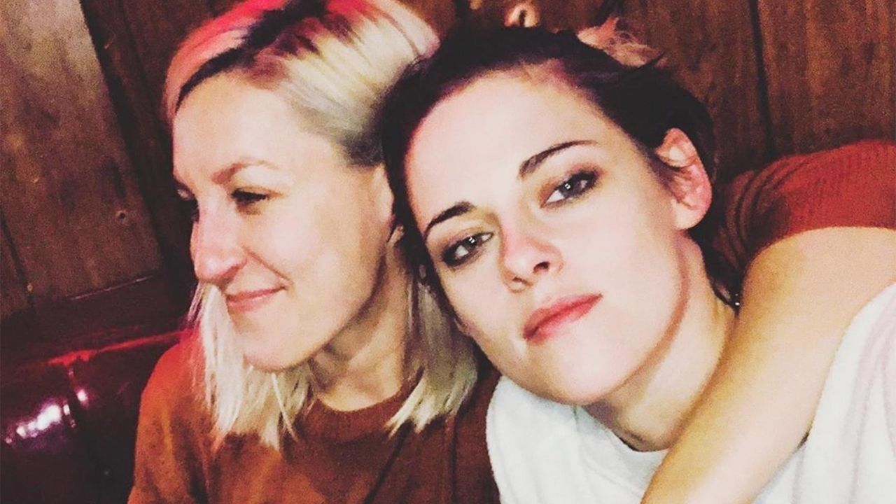 Kristen Stewart anuncia noivado com a roteirista Dylan Meyer
