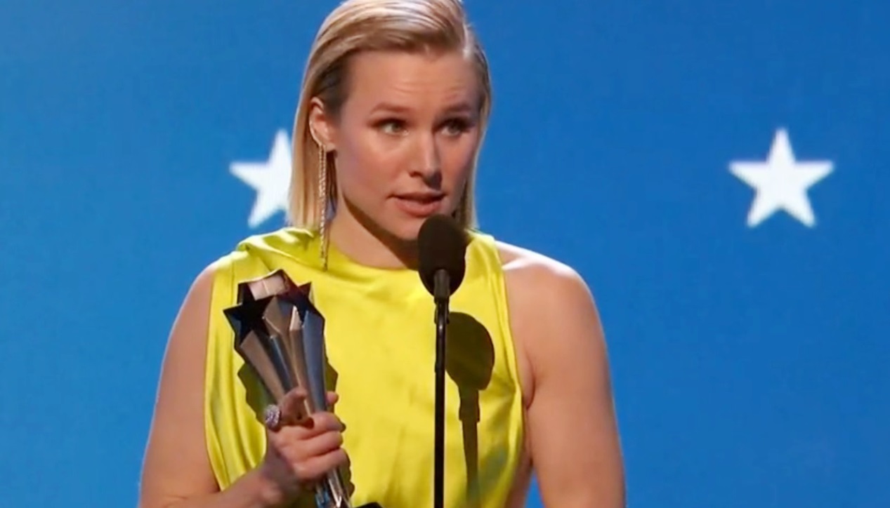Kristen Bell é homenageada com o prêmio See Her no Critic’s Choice Awards