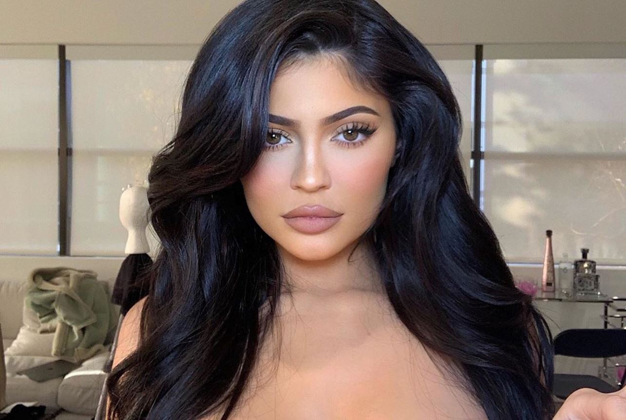 Kylie Jenner revela que voava com o mesmo piloto e modelo de helicóptero que Kobe Bryant morreu