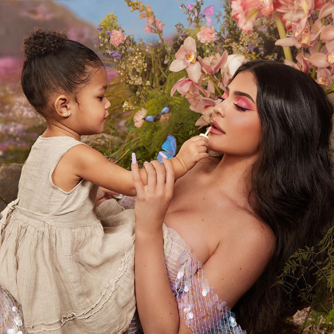 Kylie Jenner revela planos para ter mais um filho e fala sobre a exposição da Stormi