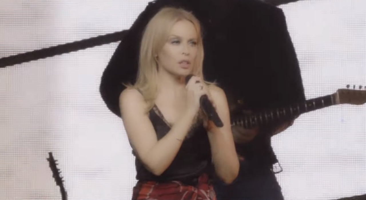 Kylie Minogue anuncia DVD da Golden Tour com clipe ao vivo de Lost Without You