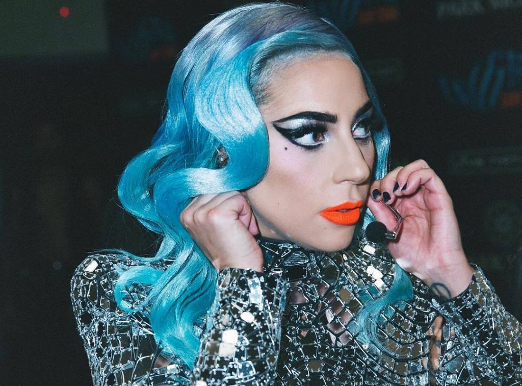 Abraçada com fã, Lady Gaga cai do palco durante show em Las Vegas; veja vídeo