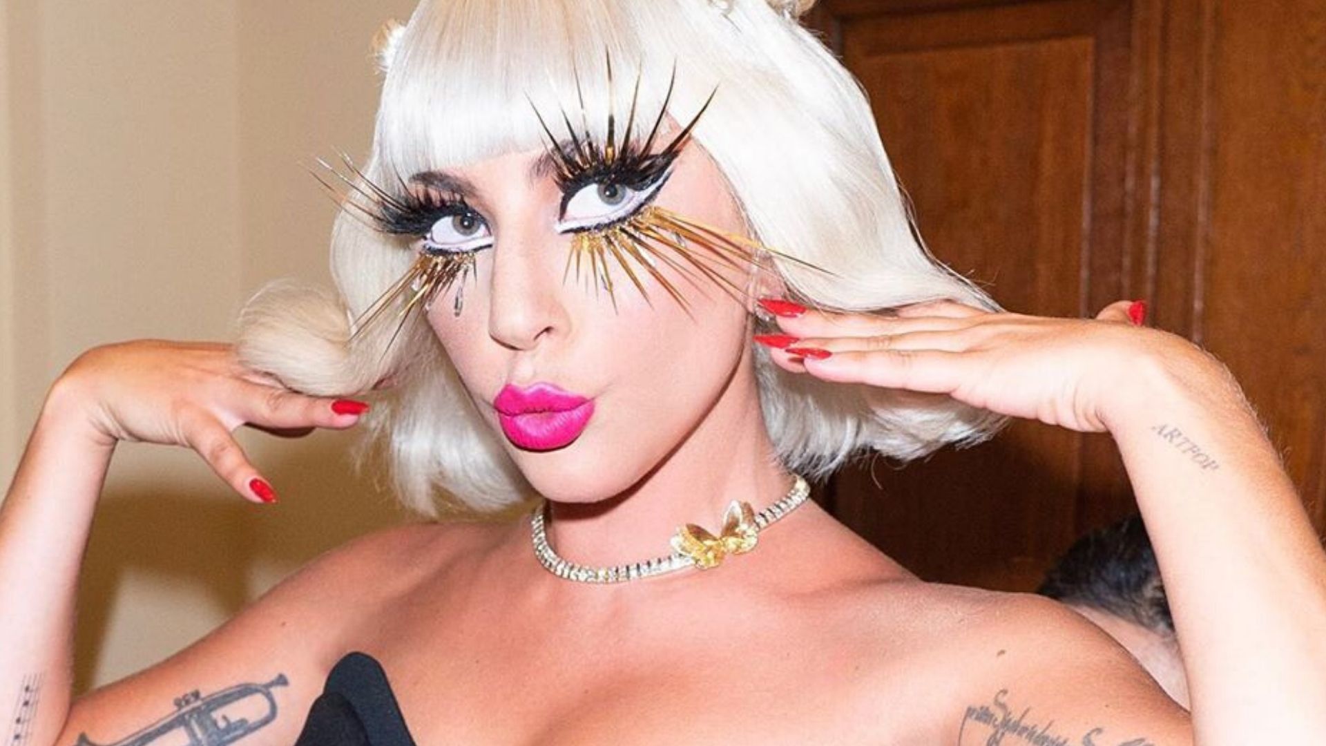 Lady Gaga posta foto dos preparativos de Halloween e fãs encontram possível título de nova música
