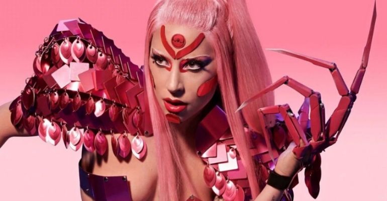 Dias após lançar novo álbum, Lady Gaga fecha loja virtual em protesto contra a morte de George Floyd