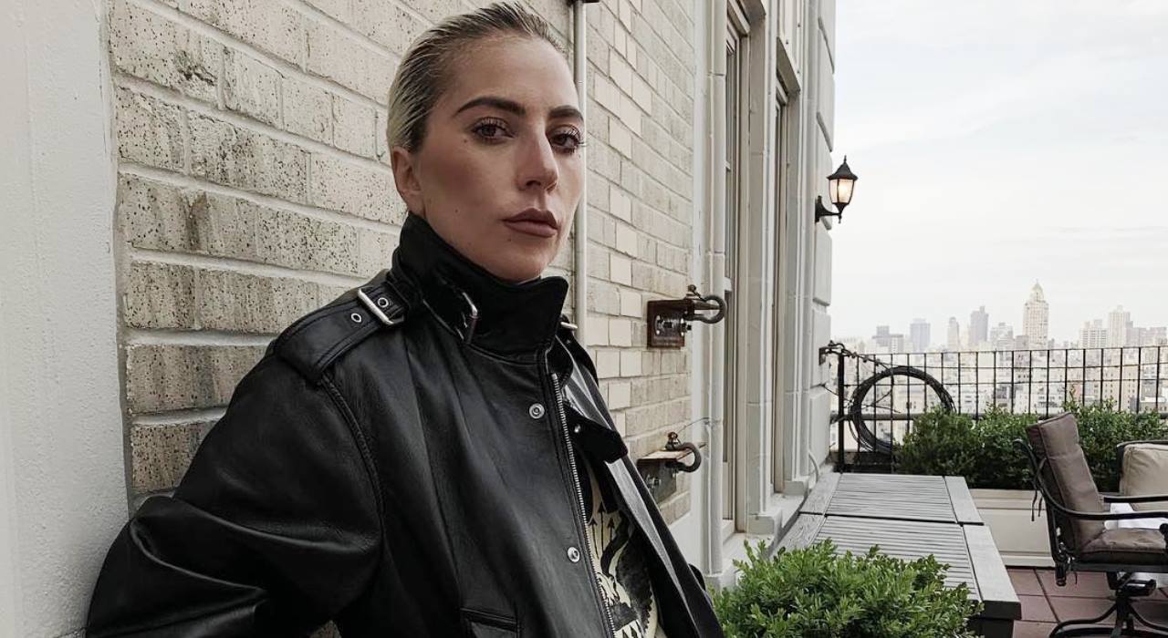 Lady Gaga diz que já sofreu com automutilação e que não quer glamourizar a situação