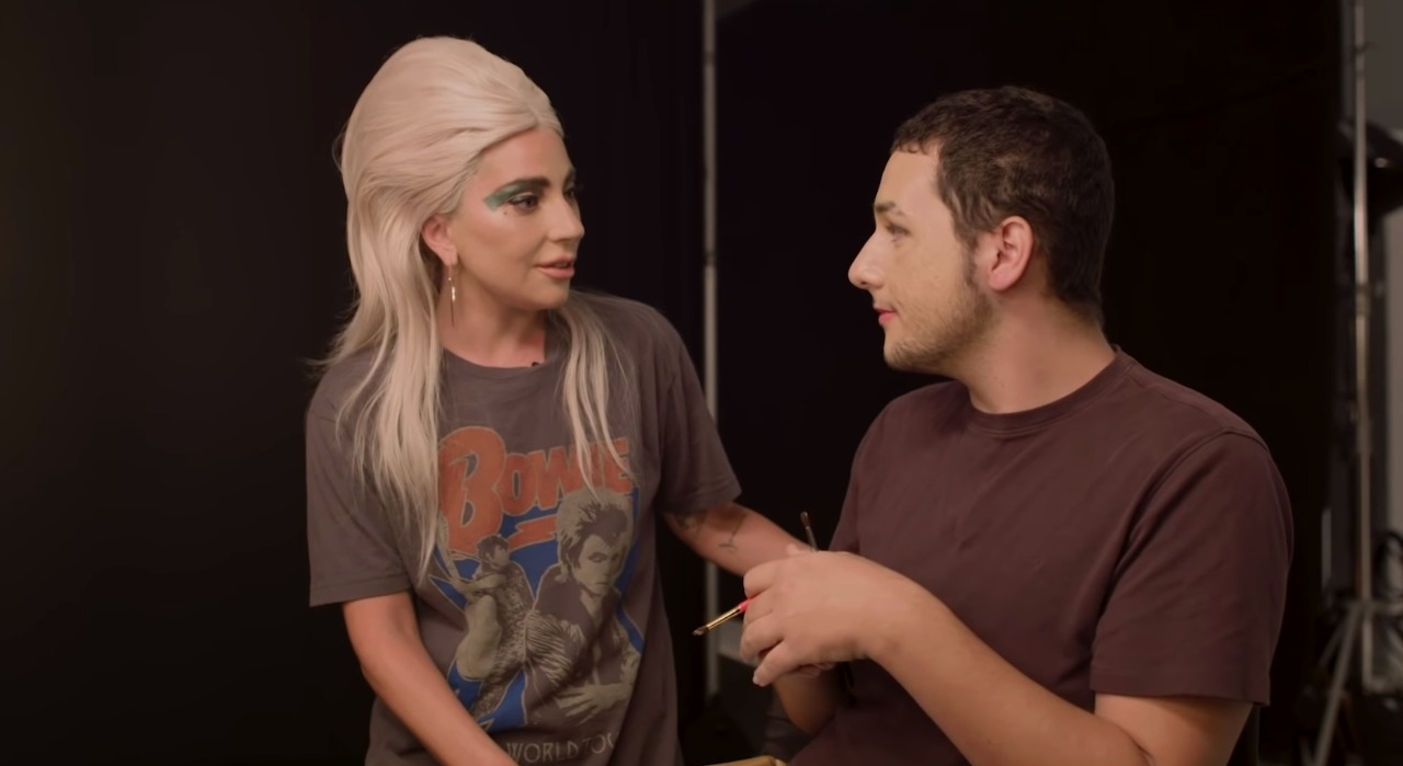 Lady Gaga surpreende fã e se emociona com carta feita por ele