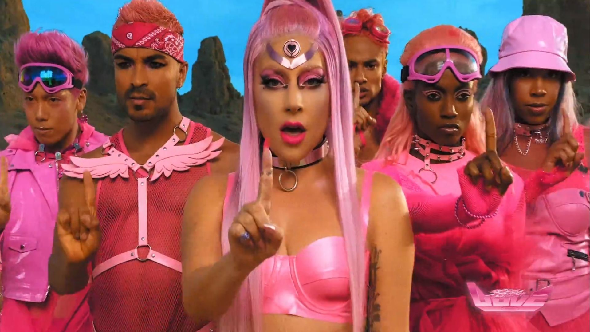 Lady Gaga viaja para outro planeta no clipe de Stupid Love; assista