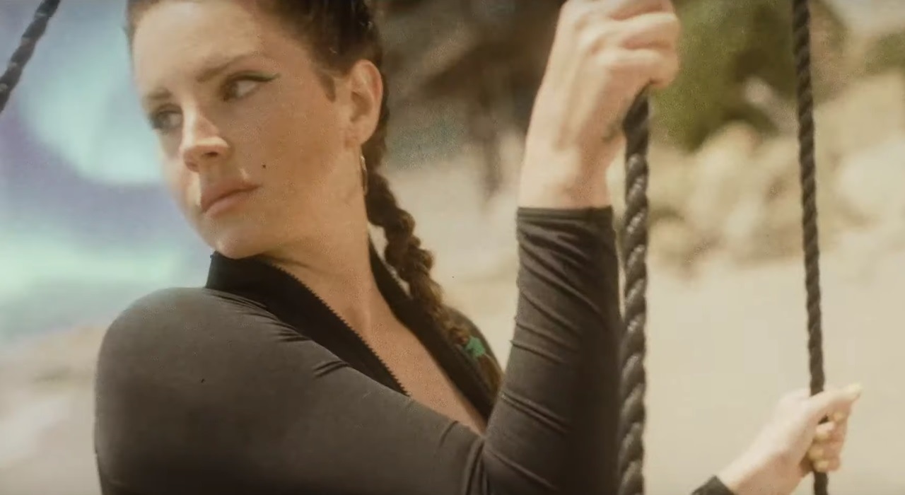 Lana Del Rey divulga trailer de ‘Norman Fucking Rockwell’ com direito a muito sol e praia