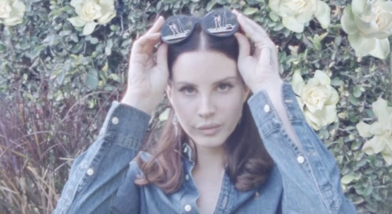 Lana Del Rey abre sua intimidade e se diverte com amigas no clipe triplo de Norman Fucking Rockwell