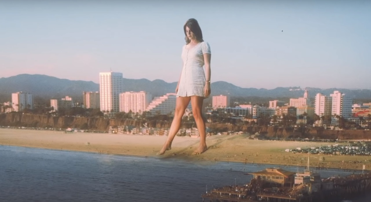 Lana Del Rey vira uma gigante no clipe da música Doin’ Time