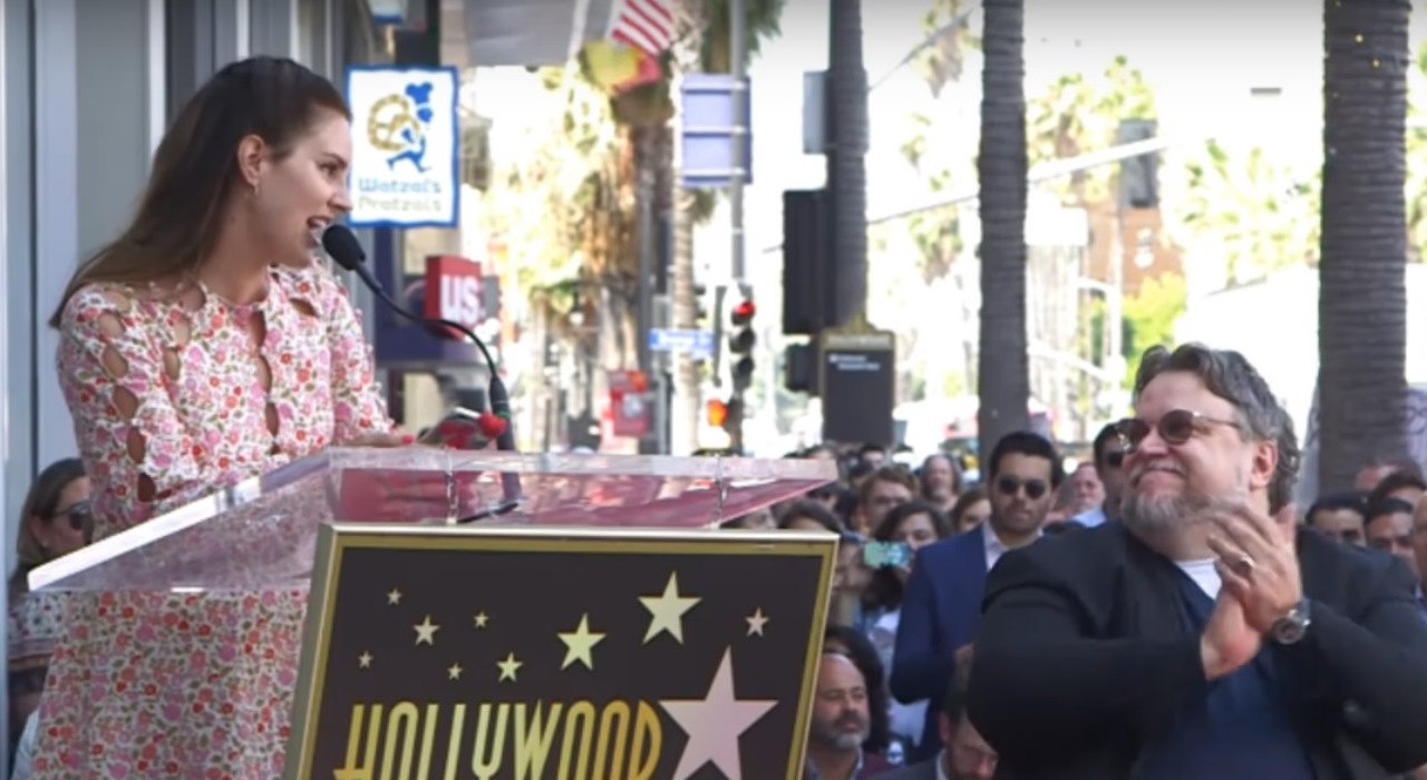 Lana Del Rey entrega estrela na Calçada da Fama para o cineasta Guillermo Del Toro