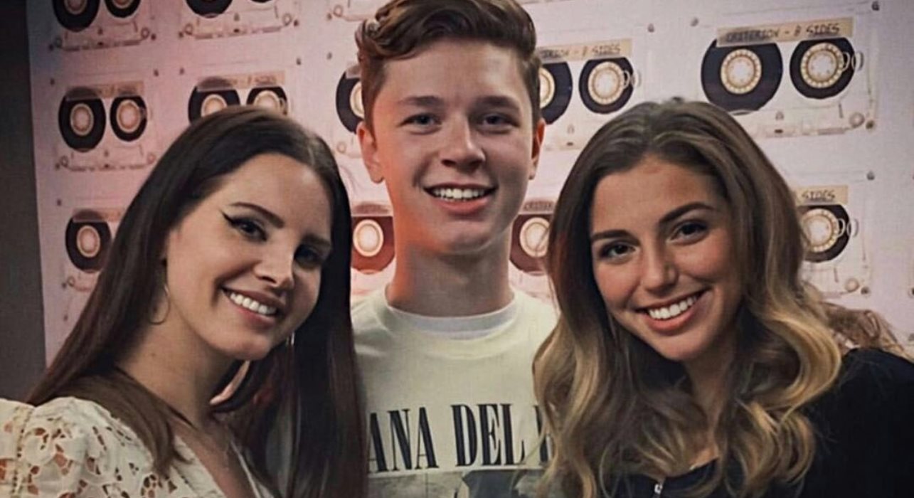 Madrasta: Lana Del Rey posa ao lado dos filhos do novo namorado