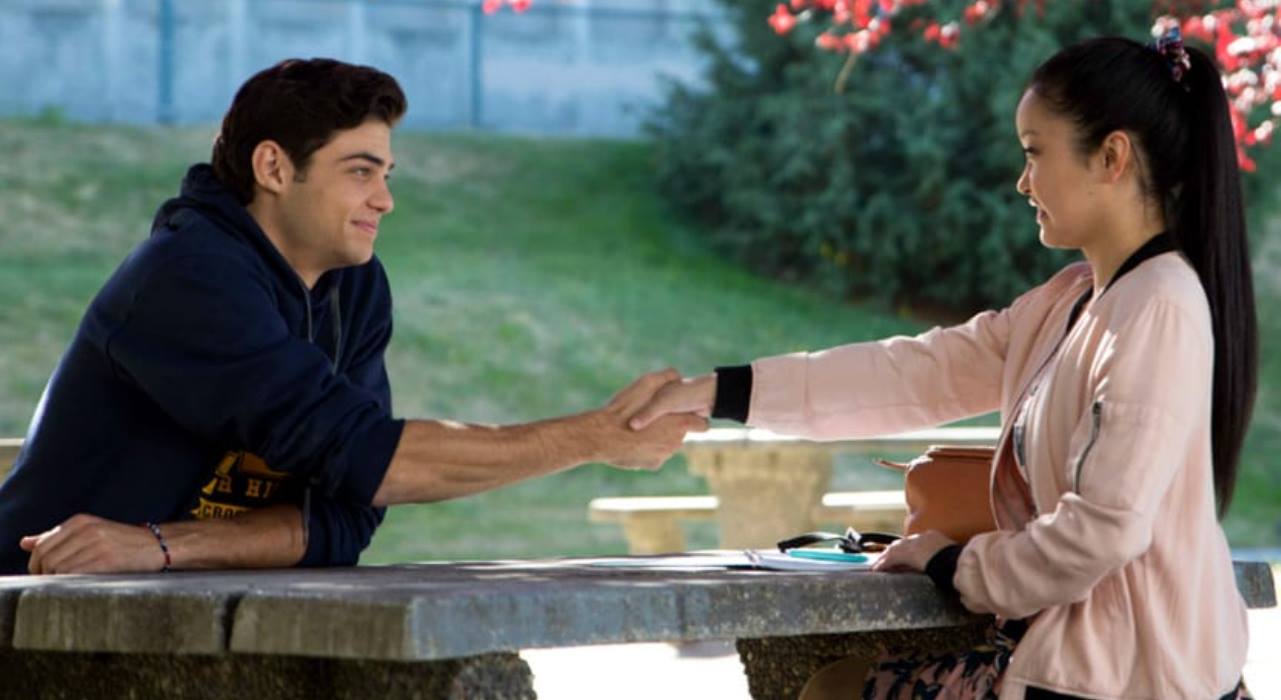 Lana Condor, de Para Todos Os Garotos, diz que o date perfeito com Noah Centineo seria em uma livraria