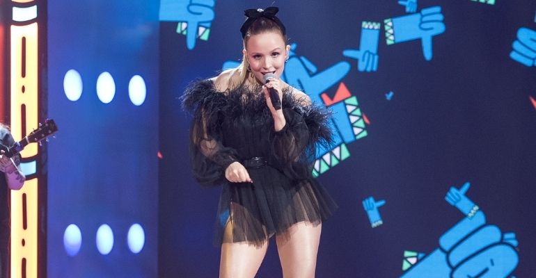 Larissa Manoela canta Ariana Grande no palco do Meus Prêmios Nick 2020