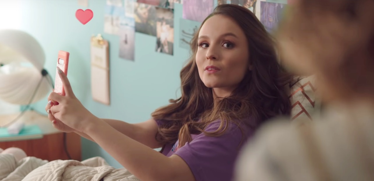 Larissa Manoela é uma influenciadora digital que tenta viver sem celular no trailer do filme Modo Avião