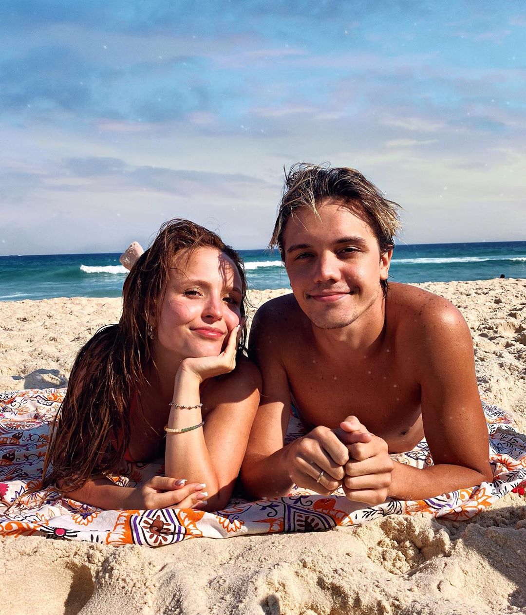 Larissa Manoela desmente término com Leo Cidade e anuncia musical com o namorado