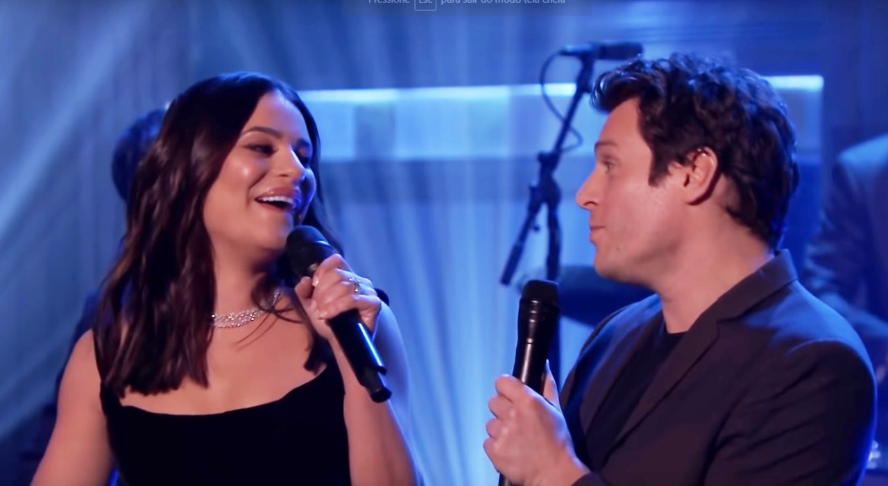 Lea Michele e Jonathan Groff, ex-atores de Glee, fazem dueto especial com canção natalina na TV americana