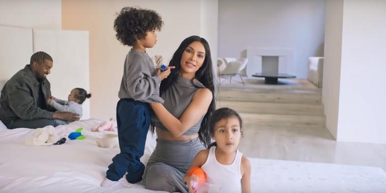 Kim Kardashian mostra a sua casa gigantesca em vídeo com Kanye e com os filhos