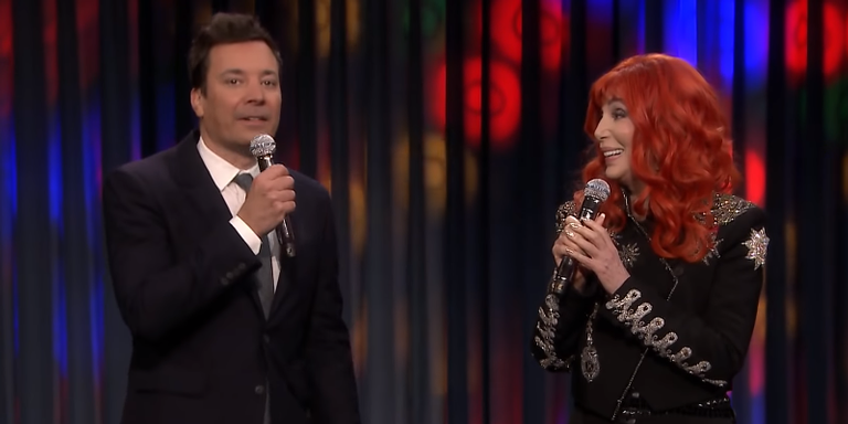 Cher e Jimmy Fallon se divertem dublando versões de ‘Believe’ gravadas em karaokês